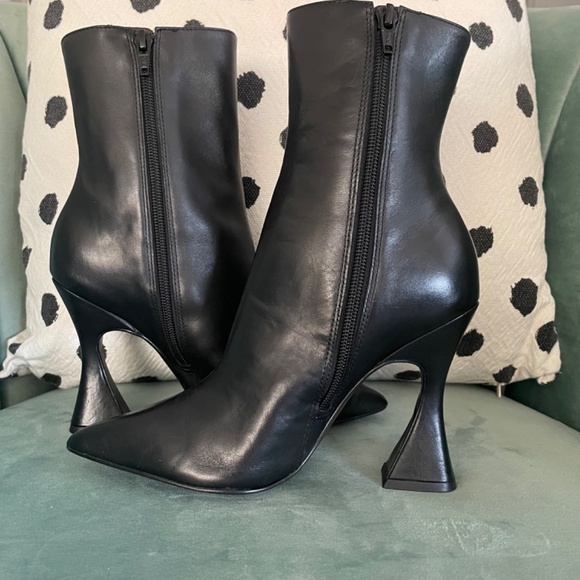 Steve Madden Viya bootie in Black, size 6 - Picture 5 of 7